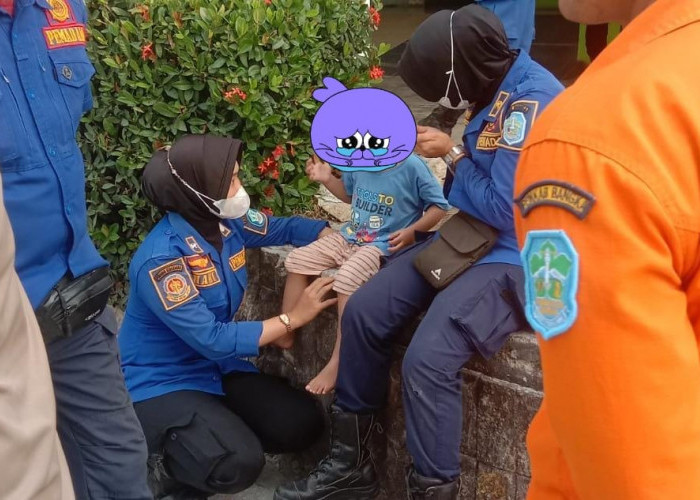 Srikandi Damkar Bangka Berikan Pendampingan Psikologis Bagi Anak Korban Selamat Tenggelam Pantai Matras