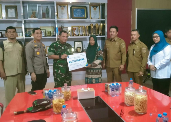 Bangka Serahkan Jaminan Kecelakaan Kerja ke Keluarga Nelayan Tersambar Petir