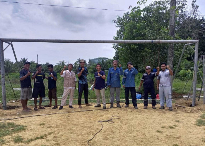 Karyawan PT Timah Tbk Bersama Pemuda Dusun Terabik Gotong Royong Dirikan Tiang Gawang