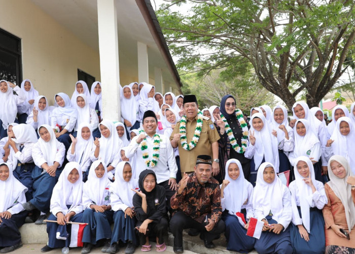 Gubernur Babel Hidayat Arsani Salurkan Bantuan Nyata untuk Pendidikan