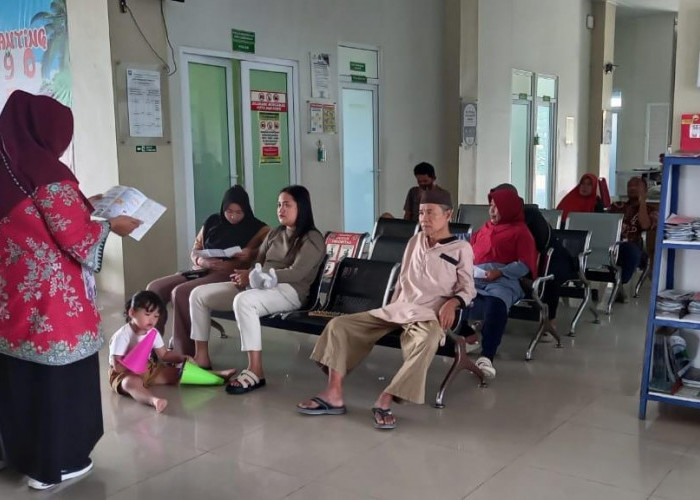 Pasien Antri Di Kriopanting Dapatkan Edukasi Kepiting 