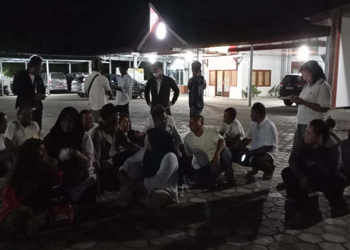Malam-malam, Relawan Rato-Ramadian Datangi KPU Bangka
