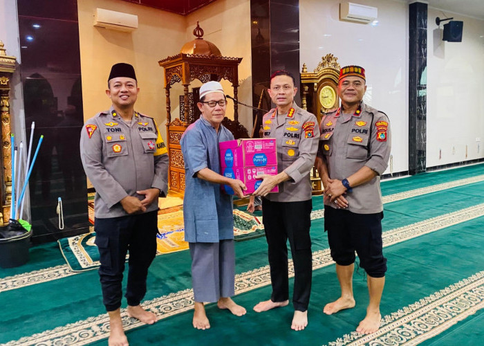 Polresta Pangkalpinang Gelar Bakti Masjid Ramadan, Kombes Pol Gatot Yulianto Ikut Bersih-bersih Masjid