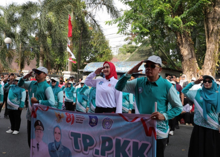 Jadi Peserta Pawai PBB, Ketua TP-PKK Babel Pimpin Penghormatan ke Gubernur Hidayat