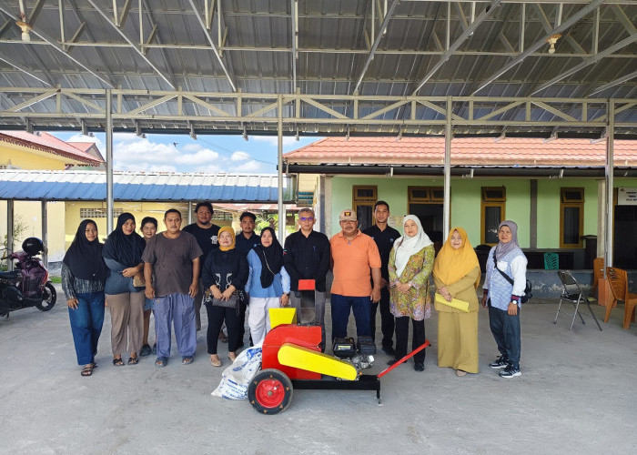 Kelompok Tani Sawit Air Seruk Terima Bantuan Mesin Pencacah Pelepah Rancangan Mahasiswa Teknik Mesin UBB