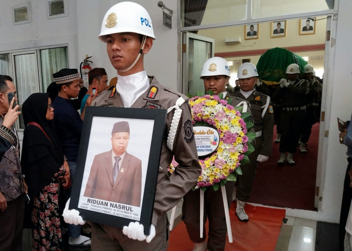 Berduka, DPRD Kota Pangkalpinang Beri Penghormatan Terakhir ke Almarhum Riduan Nasrul