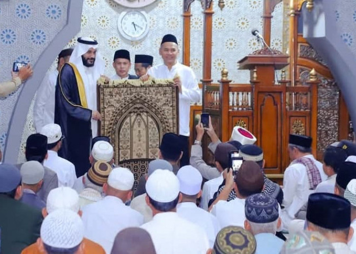 Pimpin Salat Subuh, Syeikh Abdurrahman Al Ausy Doakan Jamaah Masjid Agung Sungailiat Bisa ke Tanah Suci