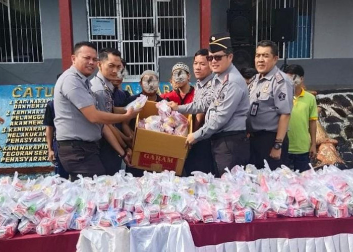 Peduli Kesehatan Warga Binaan, Kalapas Pangkalpinang Hidayat Bagikan 605 Paket Alat Mandi