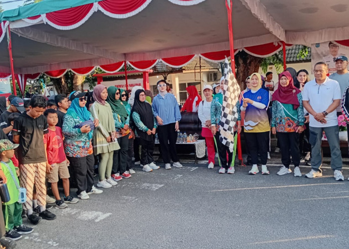 Sambil Jalan Santai dengan Warga Taman Sari, Wawako Dessy Pantau Lingkungan Masih Banyak Sampah