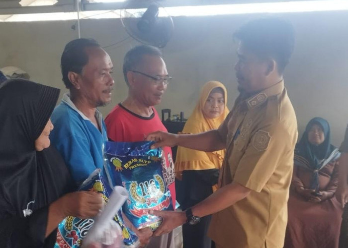 Penuhi Himbauan Gubernur, CV TMR Serahkan Bantuan CSR di Desa Bukit Layang