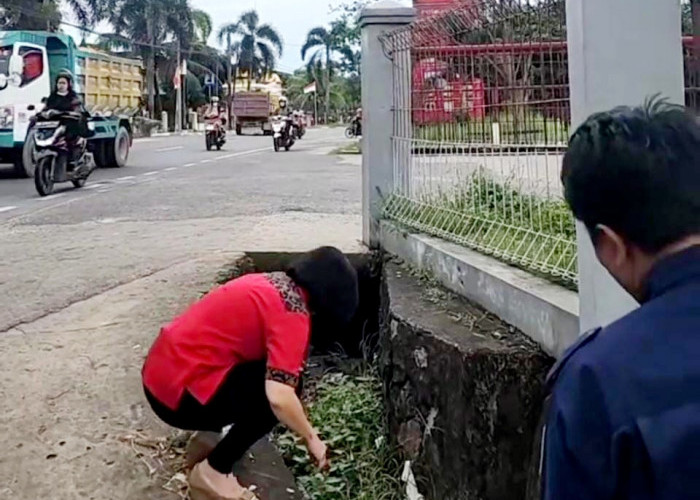 Tinjau Selokan Mampet Penyebab Banjir, Me Hoa Minta Ini ke Dinas PUPR dan Pihak Desa