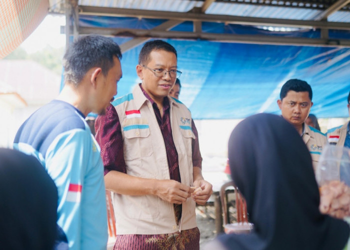 Ketua YBM PLN Kunjungi Desa Cahaya Tanjung Binga Belitung, Salurkan Bantuan YBM untuk Tingkatkan Ekonomi Warga