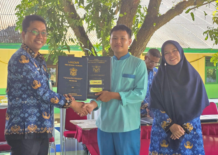 SMAN 1 Namang Serahkan Rapor dan Ijazah secara Transparan, Akuntabel, dan Bebas Biaya, Bentuk Pelayanan Prima 