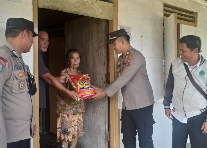 Peduli ke Warga, Polsek Riausilip dan FKPM Salurkan Beras ke Puluhan Warga