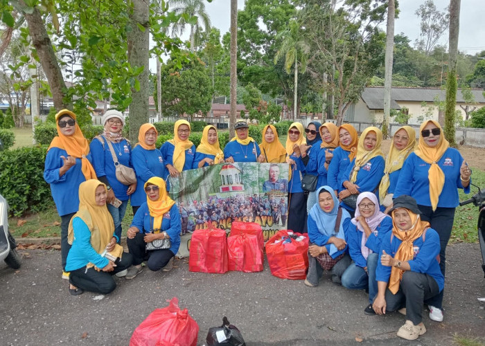 Komunitas UMBB Bagikan Ratusan Paket Takjil di Sungailiat dan Pangkalpinang