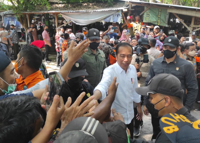 Kunjungi Pasar Muntok, Jokowi Disambut Ribuan Masyarakat