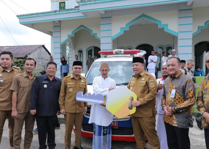 Perkuat Layanan Publik, Gubernur Babel Hidayat Arsani Serahkan Ambulans untuk Warga Desa Kemingking