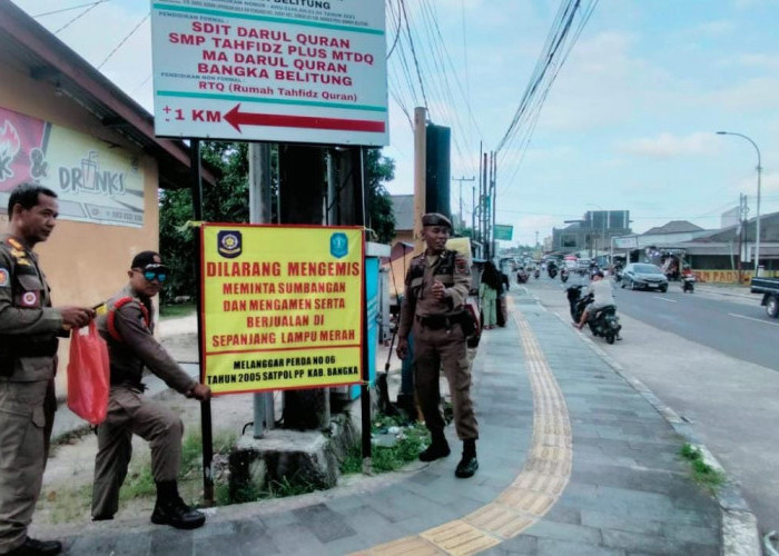 Satpol PP Bangka Pasang Spanduk Larangan Gepeng, Masyarakat Diimbau Tak Beri Uang di Lampu Merah