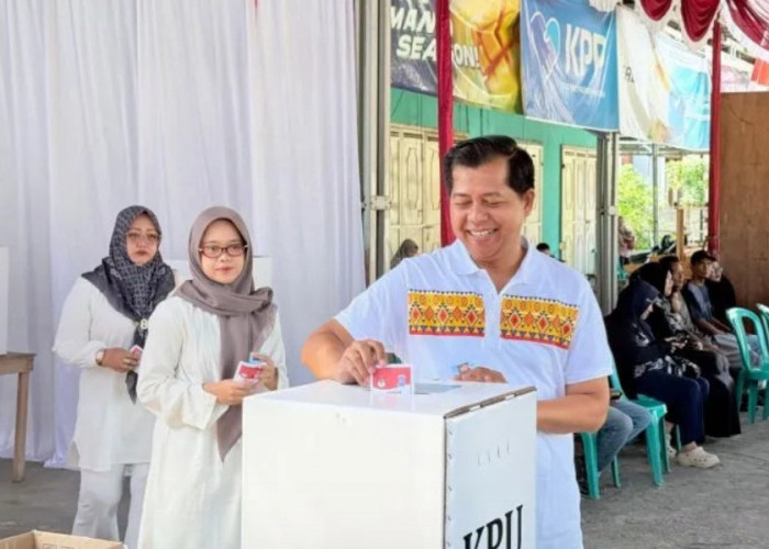Nyoblos di TPS 7 Selindung, Basit Ajak Masyarakat Jaga Keteduhan