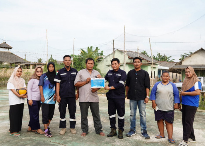 PT Timah Serahkan Bantuan Perbaikan Lapangan Voli di Desa Rias 