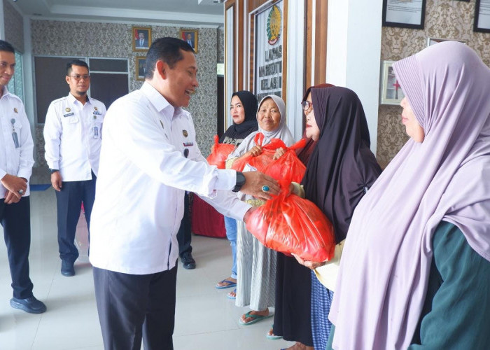Lapas Narkotika Pangkalpinang Serahkan Bansos Rutin untuk Keluarga Warga Binaan dan Masyarakat