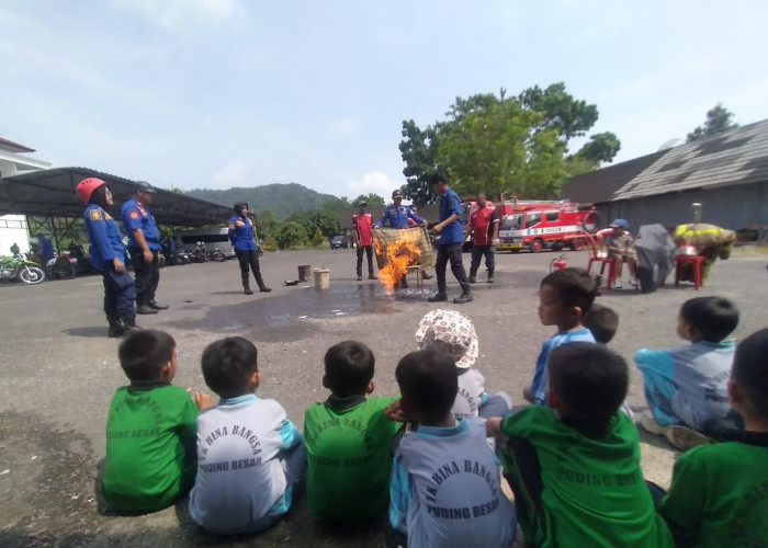 Belajar di Luar Kelas, Siswa TK Bina Bangsa Kunjungi Polres & Damkar Bangka