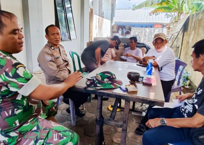 Sinergi TNI-Polri, Bhabinkamtibmas Polsek Pangkalan Baru dan Babinsa Sambangi Tokoh Masyarakat