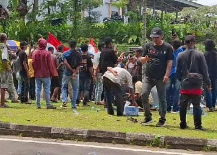 Aksi Depan PT Timah, Massa Mulai Berdatangan