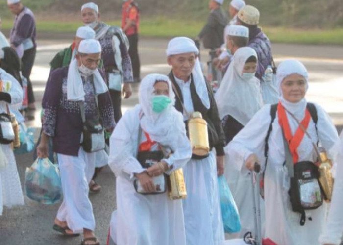 Kedatangan Rombongan Haji Bangka Tengah Disambut Wabup di Bandara Depati Amir