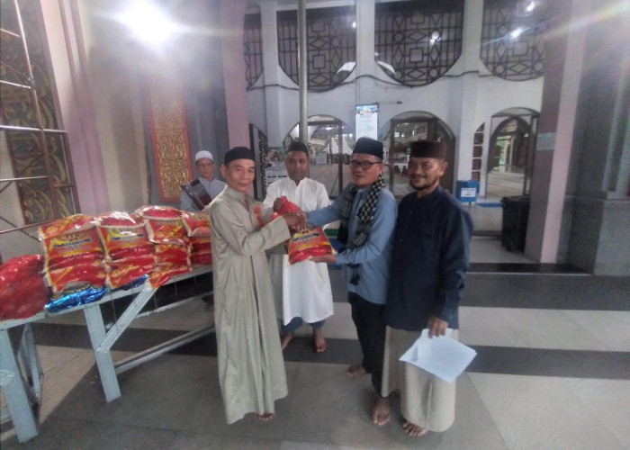 Masjid Agung Salurkan Bantuan 53 Paket Sembako Lewat Program Seribu Berkah