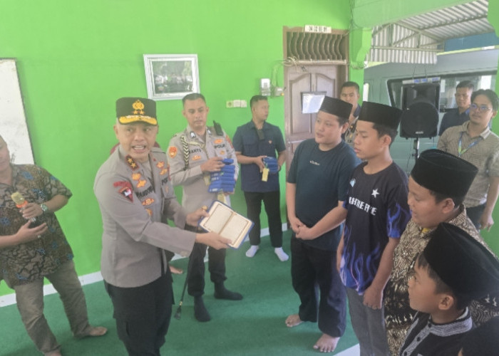 Kunjungi 2 Panti Asuhan Di Pangkalpinang, Kapolda Babel Berbagi Al-Quran