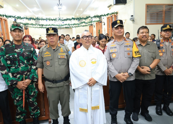 Kapolda-Gubernur Babel Pantau Gereja Di Pangkalpinang, Pastikan Keamanan Malam Ibadah Natal 2025