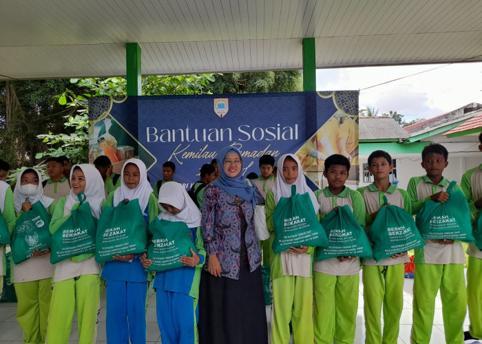 Berkah Ramadan, SMP 1 Koba Bagikan 234 Paket Sembako Kepada Siswa Hingga Warga Kurang Mampu