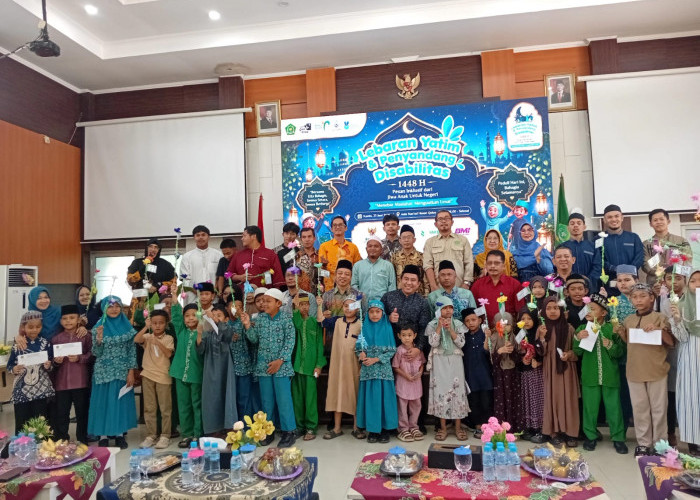Kemenag Babel Serahkan Ratusan Paket Sembako dan Uang Tunai di Lebaran Yatim 10 Muharam 1448 H