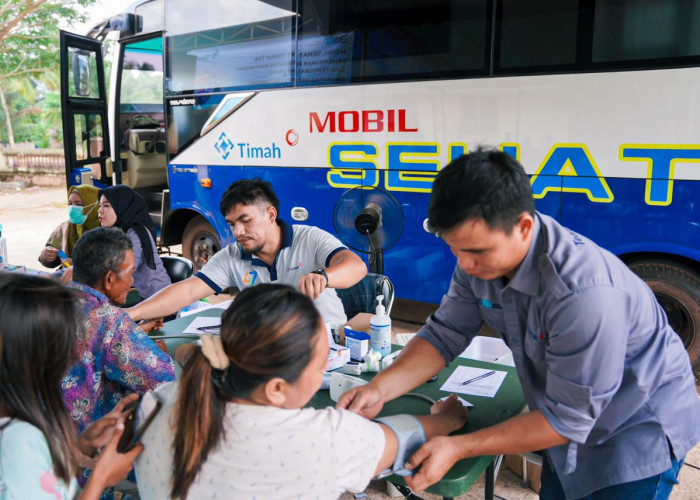 Warga Desa Rias Antusias Manfaatkan Layanan Berobat Gratis di Mobil Sehat PT Timah Tbk 