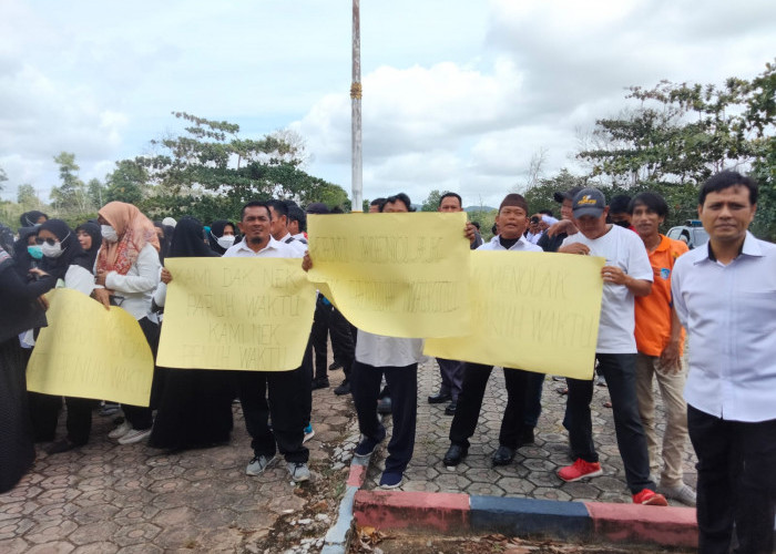 Ratusan Honorer Pemkab Basel Geruduk Gedung DPRD, Ini Tuntutannya