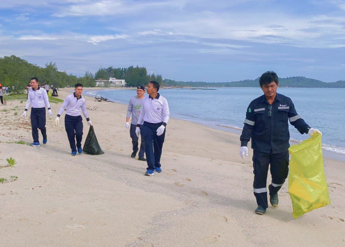 PT Timah Tbk Bersama Lanal Babel Bersihkan Pantai Muara Tengkorak, Kumpulkan Satu Ton Sampah