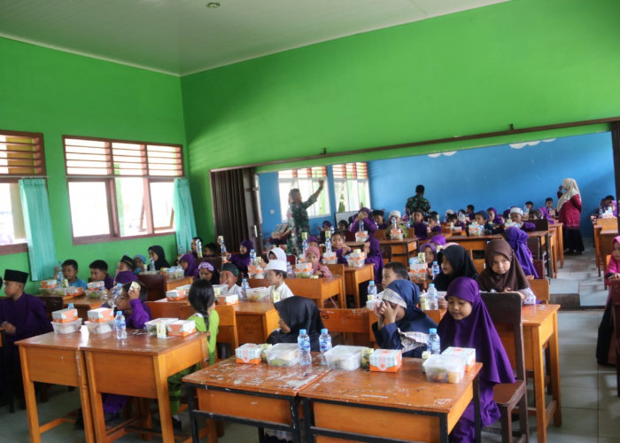 Peduli Stunting, Dapur Sehat Kodim Kunjungi SDN 15 Toboali 