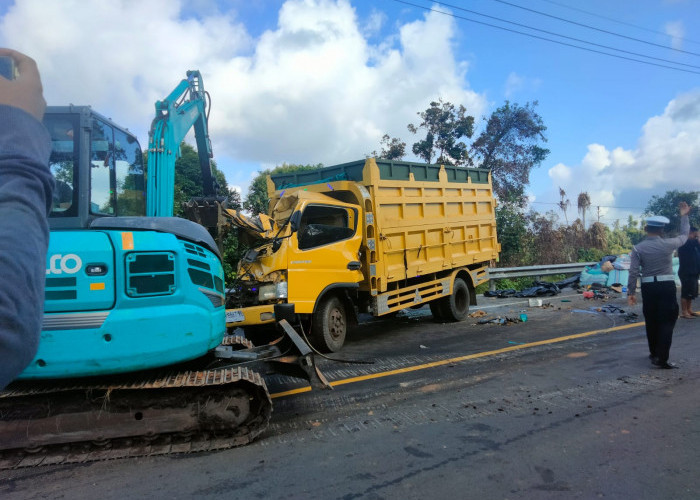 Truk Tarik Truk Mogok Ditabrak Truk di Desa Bikang, Satu Korban Meninggal Dunia, Truk Ringsek 