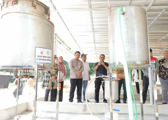 Keluarga Alumni Gadjah Mada Serahkan Alat Pengolah Sampah Plastik