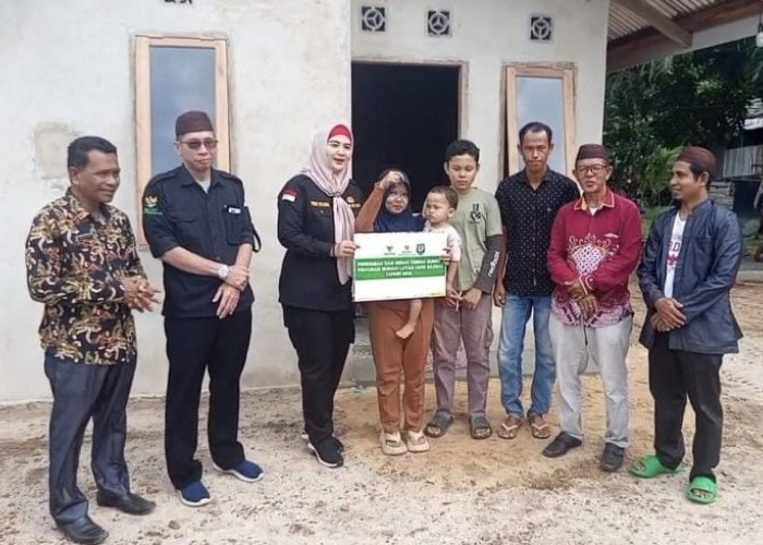 Wabup Debby Serahkan Kunci Rumah Layak Huni dari BAZNAS ke Warga