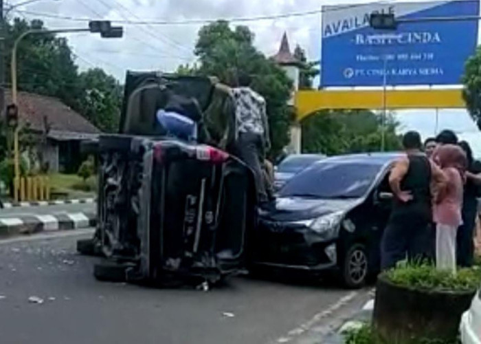 Tiga Mobil Tabrakan Beruntun di Jalan Soekarno-Hatta Pangkalan Baru