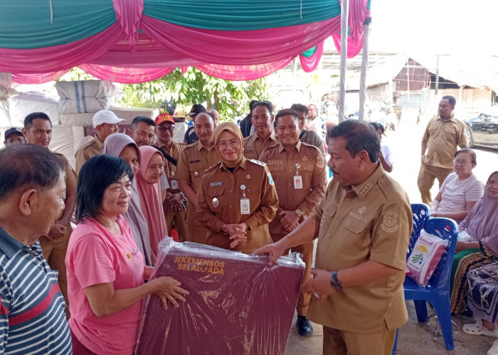 ​Atasi Dampak Banjir Rob, Wali Kota Pangkalpinang Serahkan Bantuan Kemensos dan PT Timah kepada 92 Warga