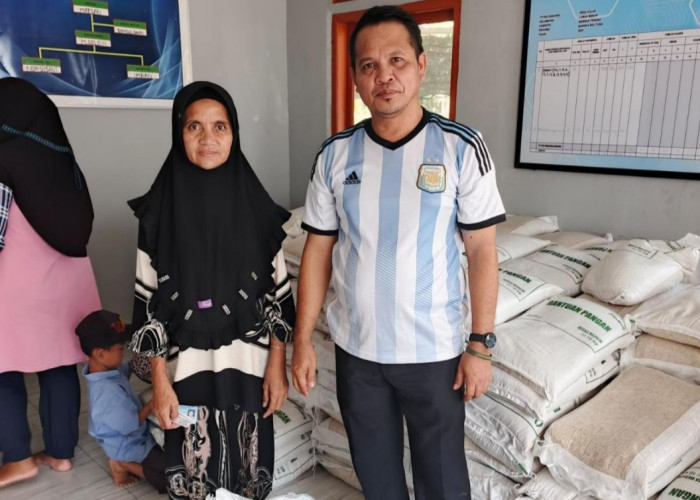 Camat Lubuk Besar Bagikan Bantuan Sembako Serentak dari Badan Pangan Nasional