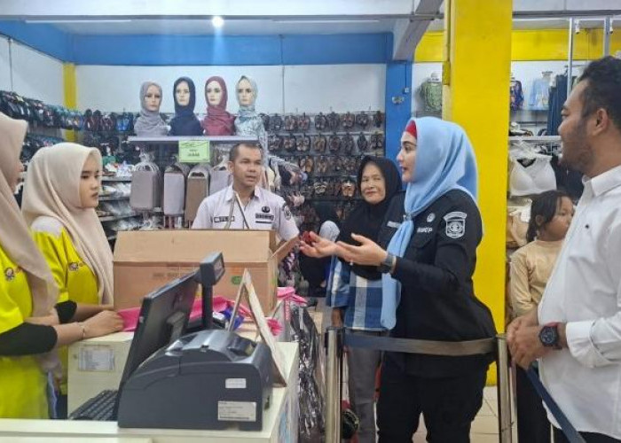 Pastikan Larangan Plastik Sekali Pakai Ditegakkan di Basel, Debby Sidak Toko Retail 