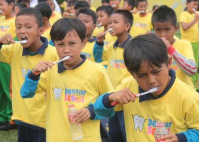 Edukasi Kesehatan Mulut dan Gigi, 350 Siswa SD di Lubuk Besar Sikat Gigi Bersama drg. Eva Algfry