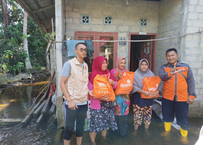 Lazismu Babel dan Lazismu Bateng Berikan Bantuan Sembako Ke Warga Terdampak Banjir Rob di Kecamatan Koba 