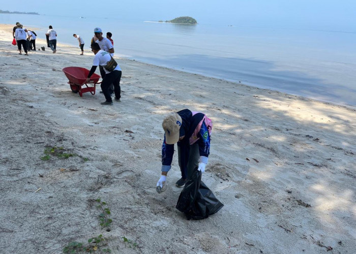 Ikut Serta Dalam Gotong Royong Peringati HLN 78, Srikandi PLN Wujudkan Pantai di Belitong Bersih