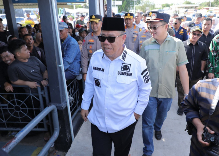 Tinjau Arus Mudik di Pelabuhan Tanjung Kalian, Gubernur Babel Hidayat Arsani Dorong Perbaikan Sistem Pelayanan