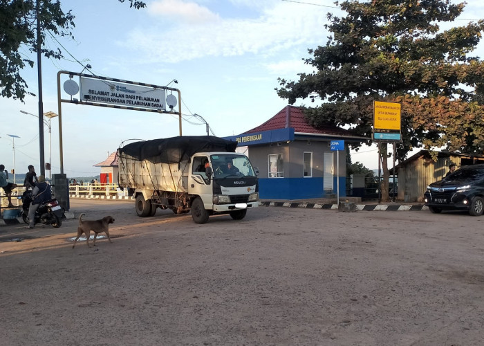 Kapal Menumbing Raya yang Memuat Belasan Truk Timah dari Belitung Telah Merapat di Pelabuhan Sadai